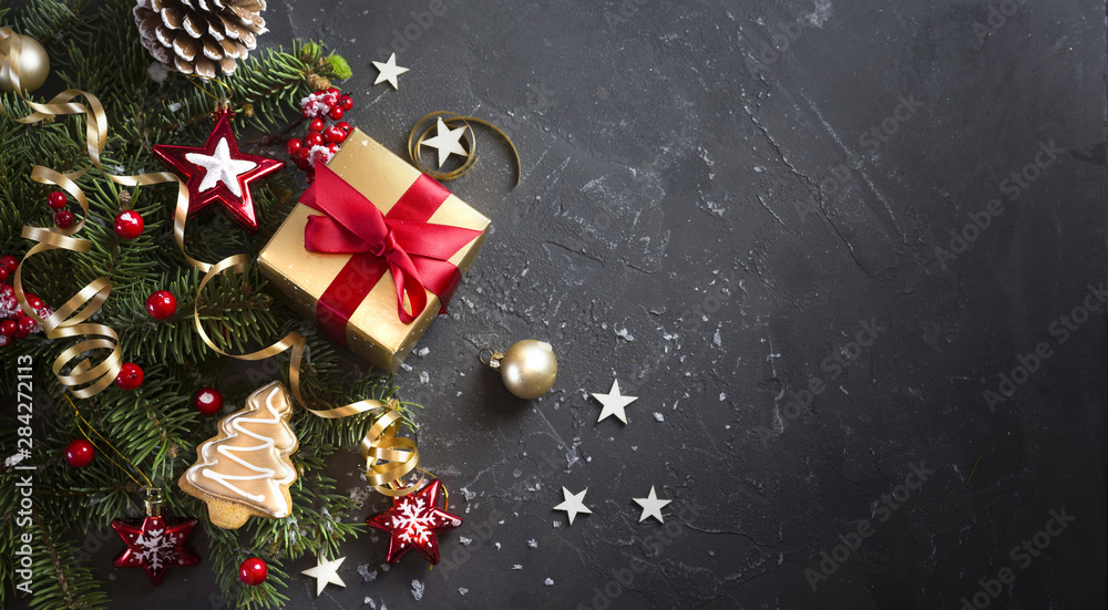 圣诞深黑色背景，纹理优美，金色礼盒，红丝带，杉木麸皮