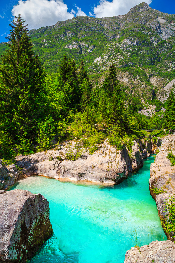 斯洛文尼亚波韦茨附近有狭窄峡谷的翡翠色索卡河