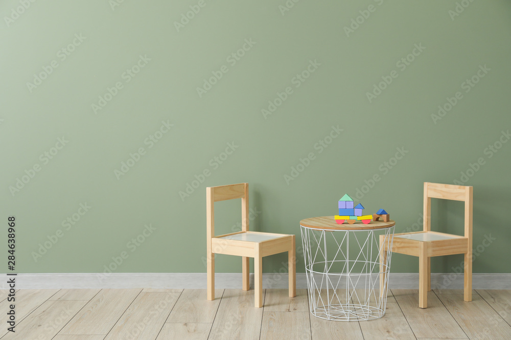 现代儿童房靠墙的桌椅