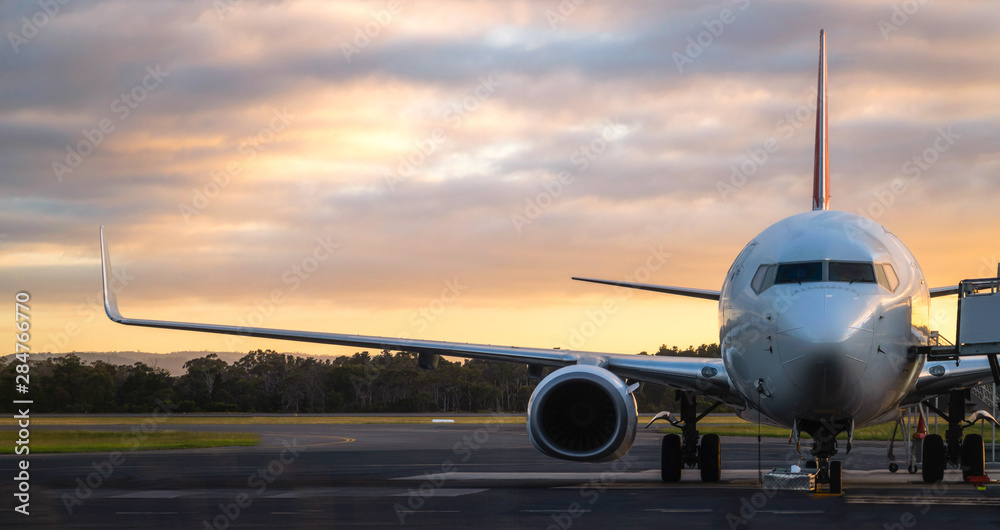 澳大利亚塔斯马尼亚州霍巴特，壮观的天空下，飞机在机场跑道上的日落景象。航空