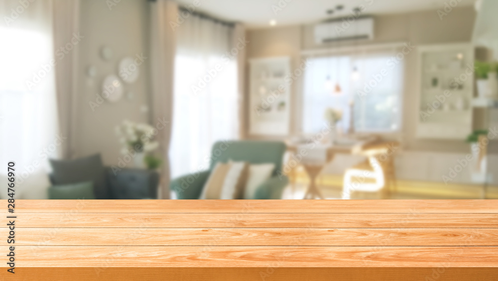 现代家庭室内的木桌子，桌子上有空的复制空间，用于产品展示模型