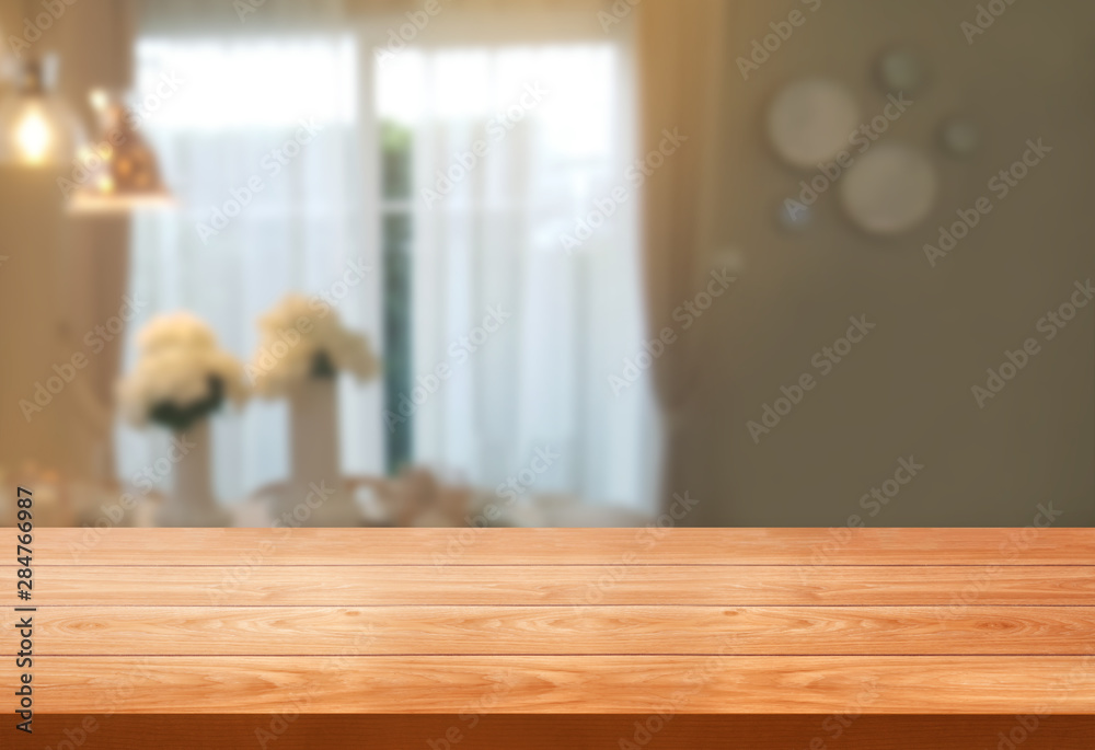 现代家庭室内的木桌子，桌子上有空的复制空间，用于产品展示模型