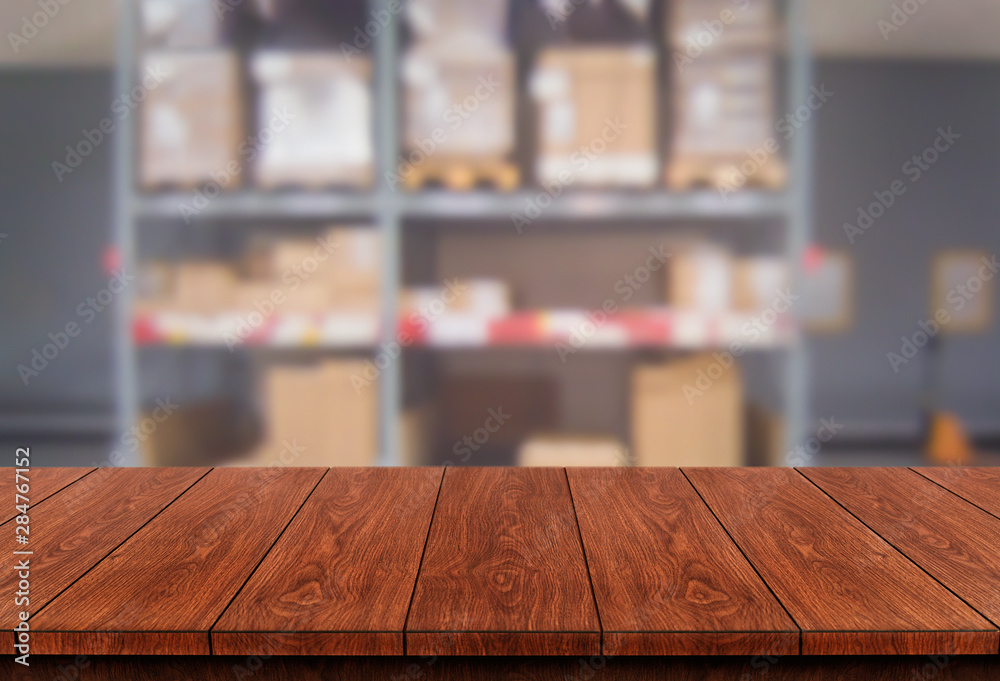 仓库仓库中的木桌子背景模糊，桌子上有空的复制空间用于产品展示
