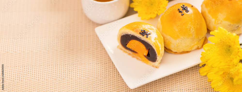 明亮的木桌背景，中秋节美味的蛋黄酥月饼。Chi