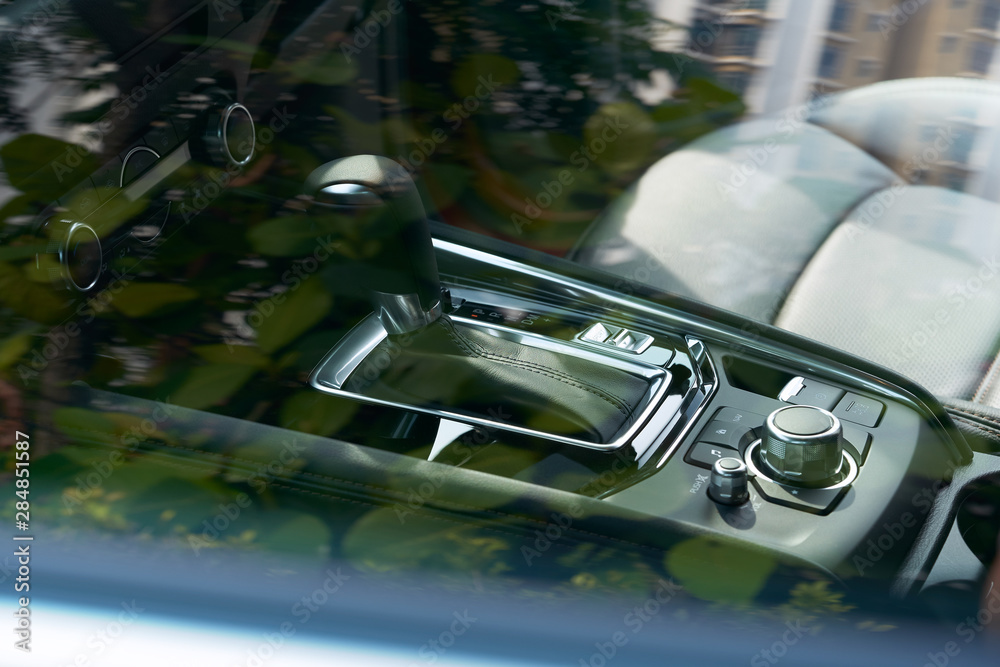 带媒体和导航控制按钮的现代汽车内饰，透过汽车挡风玻璃观看