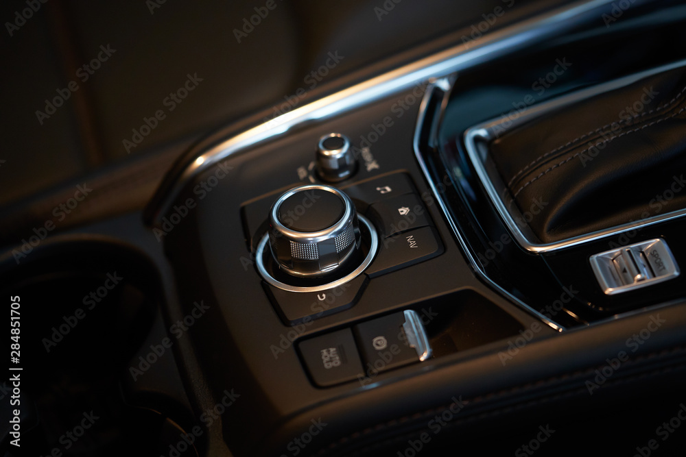 带媒体和导航控制按钮的现代汽车的内部