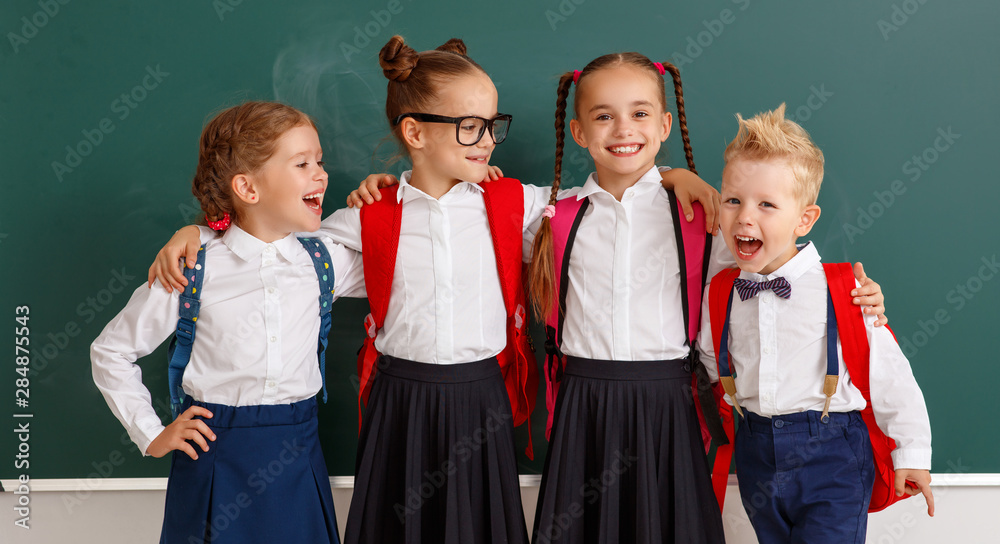 有趣的小组儿童学生男孩和女孩关于学校黑板