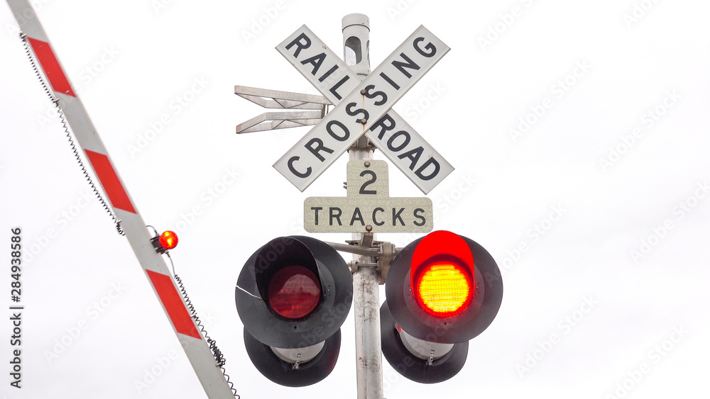 关闭：铁路道口标志，红灯闪烁，大门关闭