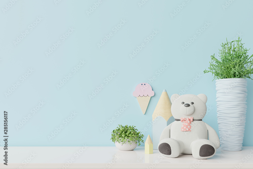 儿童房室内的蓝色实体墙，白色的熊，木地板上的植物。
