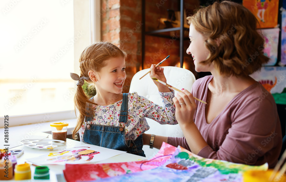 母亲和孩子的女儿在幼儿园绘画吸引了创造力。