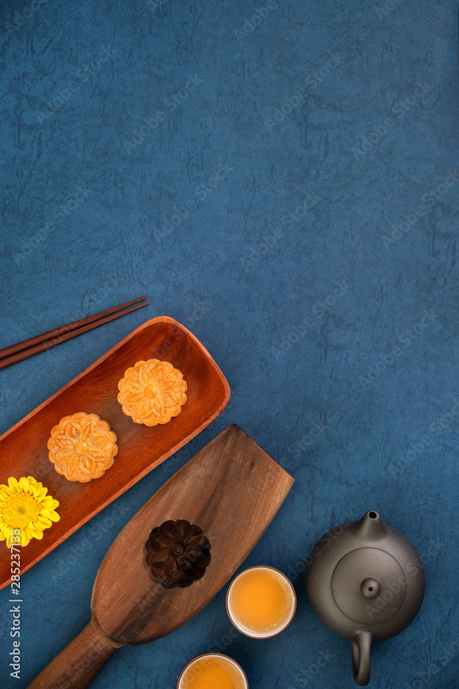中秋节蓝底月饼简约布局，创意美食设计