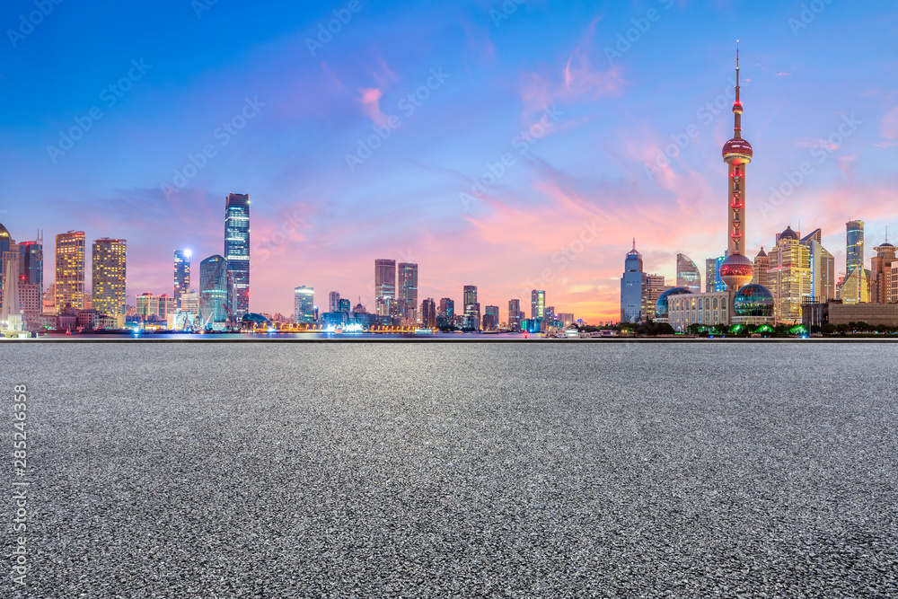 上海天际线和现代建筑，日出时有空跑道，中国。