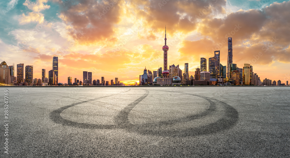 上海的天际线和现代化建筑，日出时有空跑道，全景尽收眼底。