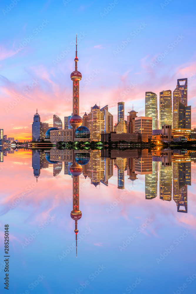 日出时的上海天际线和现代城市建筑，中国。