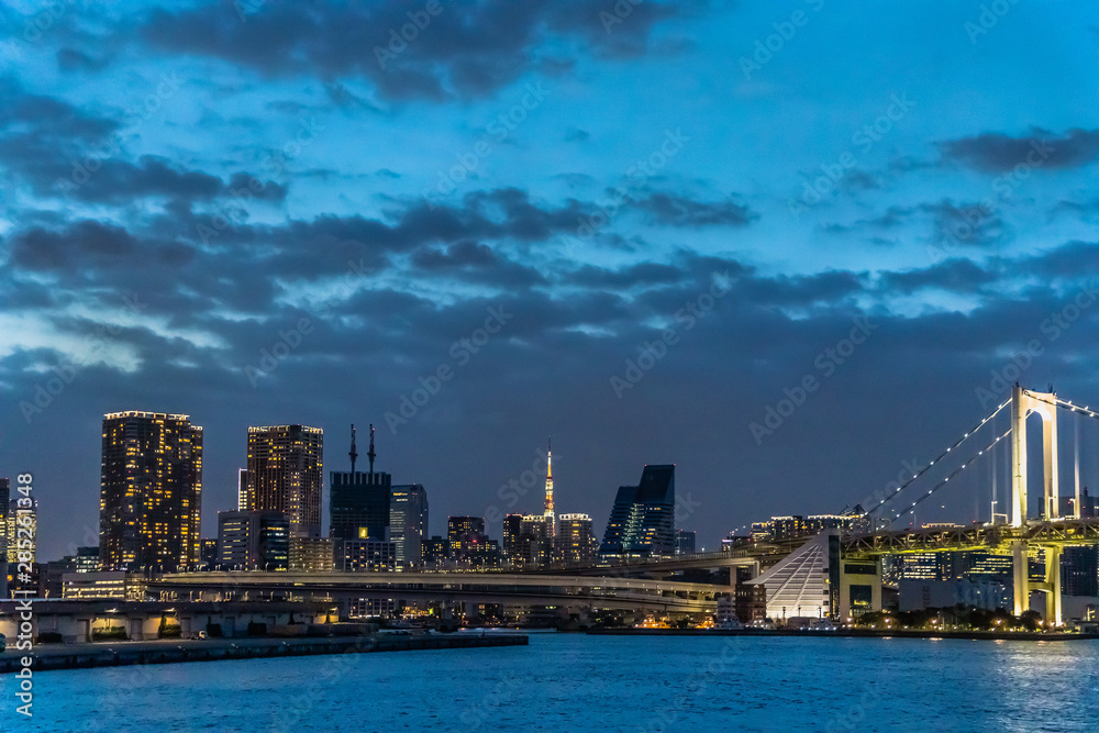 船上から見る夕暮れの東京の街並み