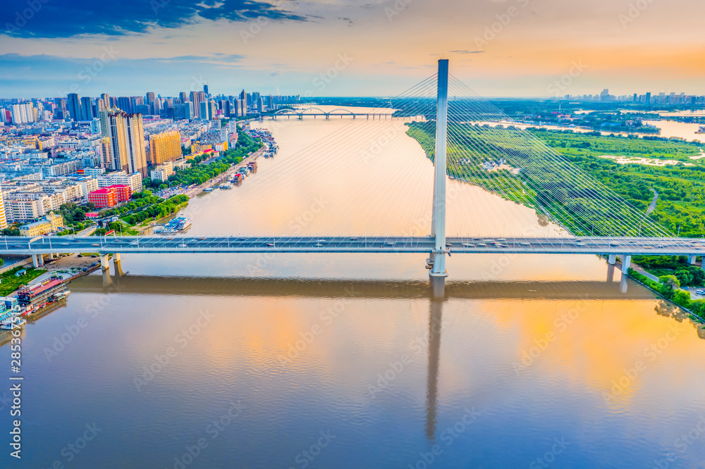 哈尔滨天际线。松浦大桥和松花江。位于中国黑龙江省哈尔滨市。