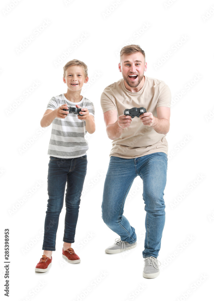 父亲和儿子在白色背景下玩电子游戏的肖像