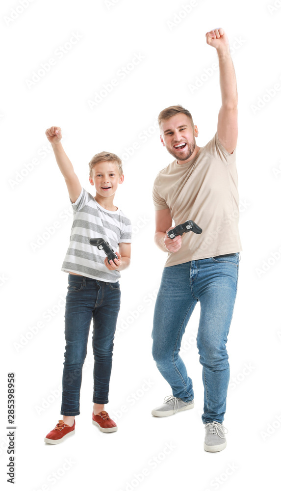 父亲和儿子在白色背景下玩电子游戏的肖像