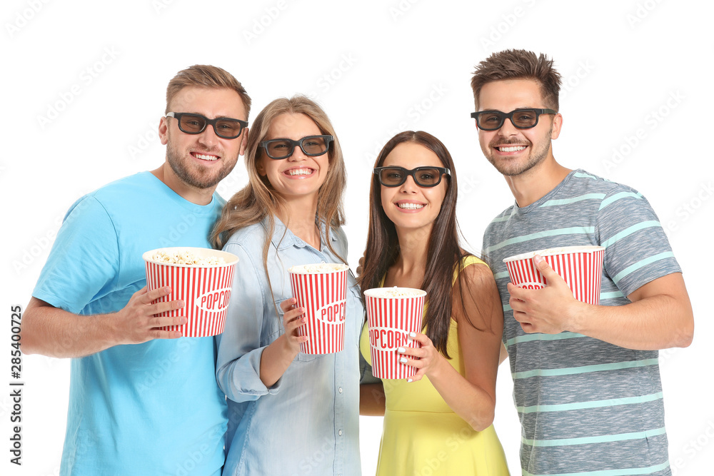 带着爆米花的朋友在白色背景下看电影