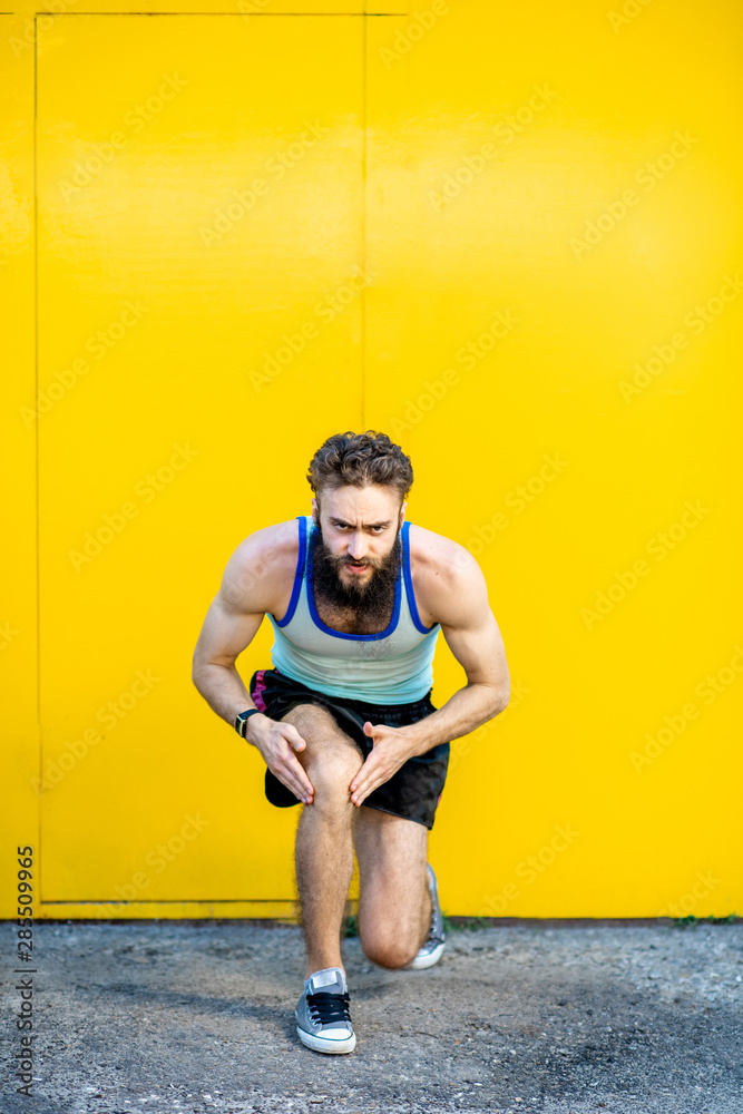 一位穿着80年代风格的老式跑步者站在起跑线上的肖像