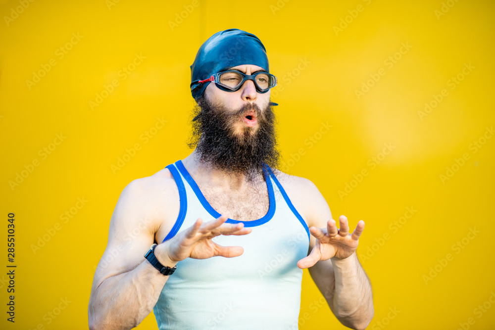 一个穿着80年代风格、戴着帽子和泳镜的古怪老式游泳运动员的肖像