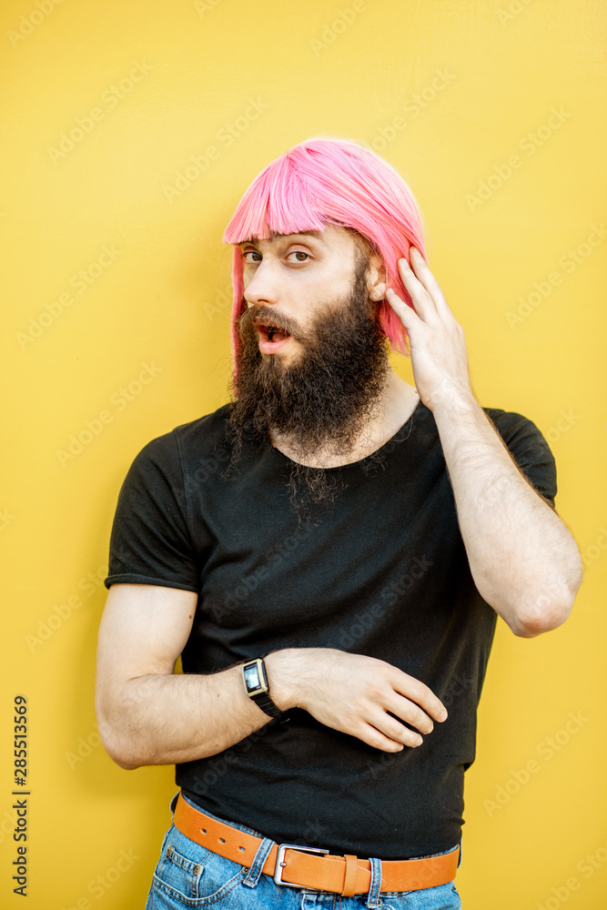 一个留着胡子、留着彩色长发、在t上表达情感的时尚顽皮男人的有趣画像
