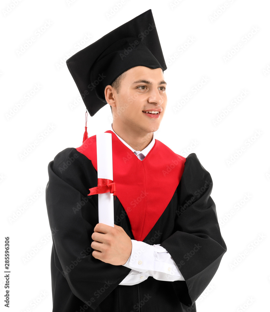 身穿学士长袍、白底文凭的年轻男学生