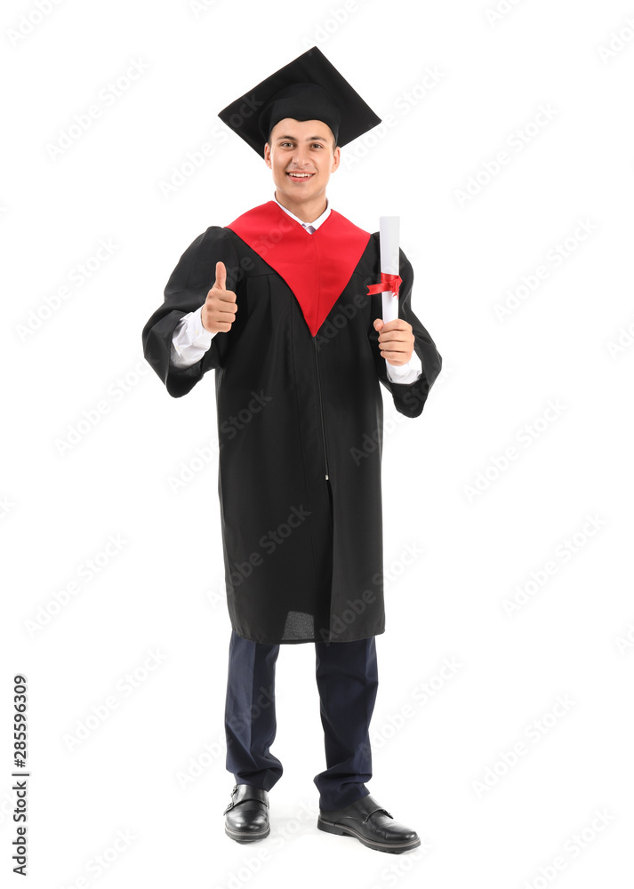身穿学士长袍的年轻男学生在白底上竖起大拇指