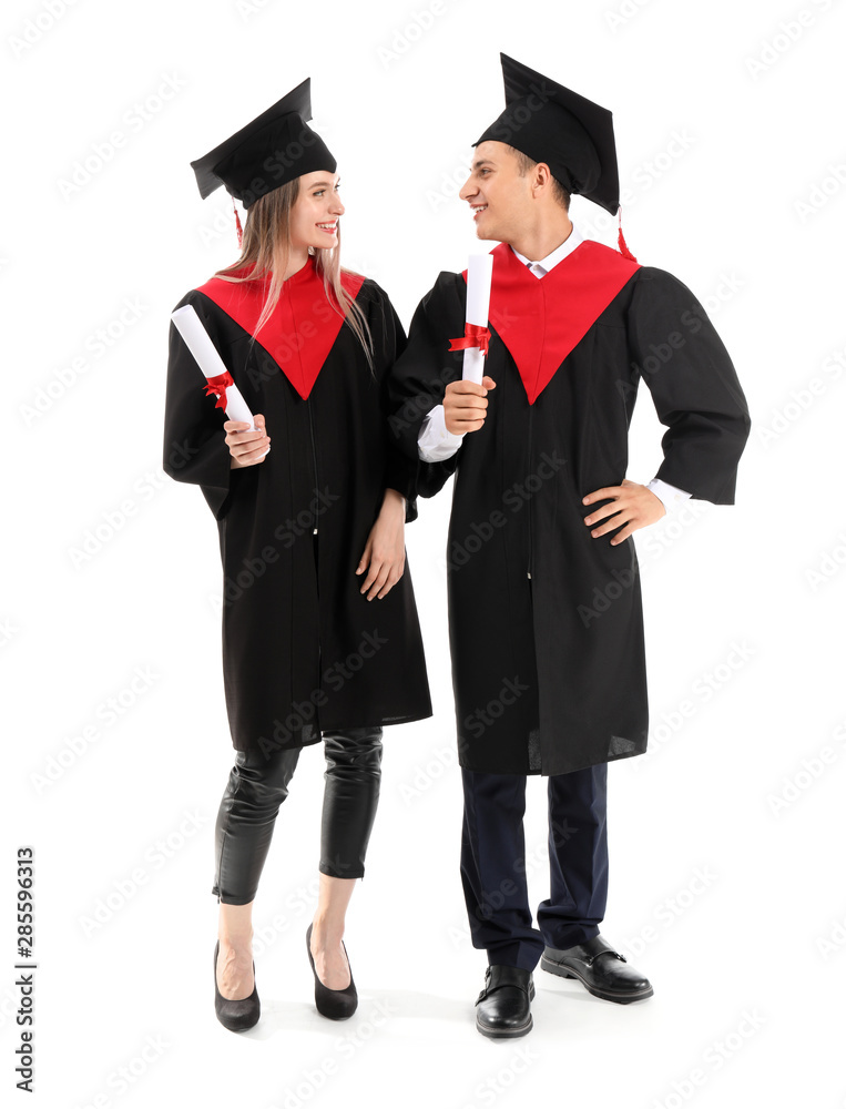 身穿学士长袍、白底毕业证书的年轻学生