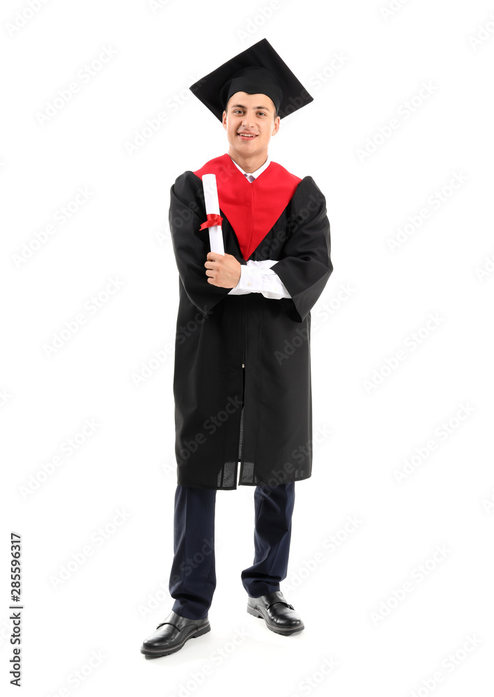 身穿学士袍、白底文凭的年轻男学生