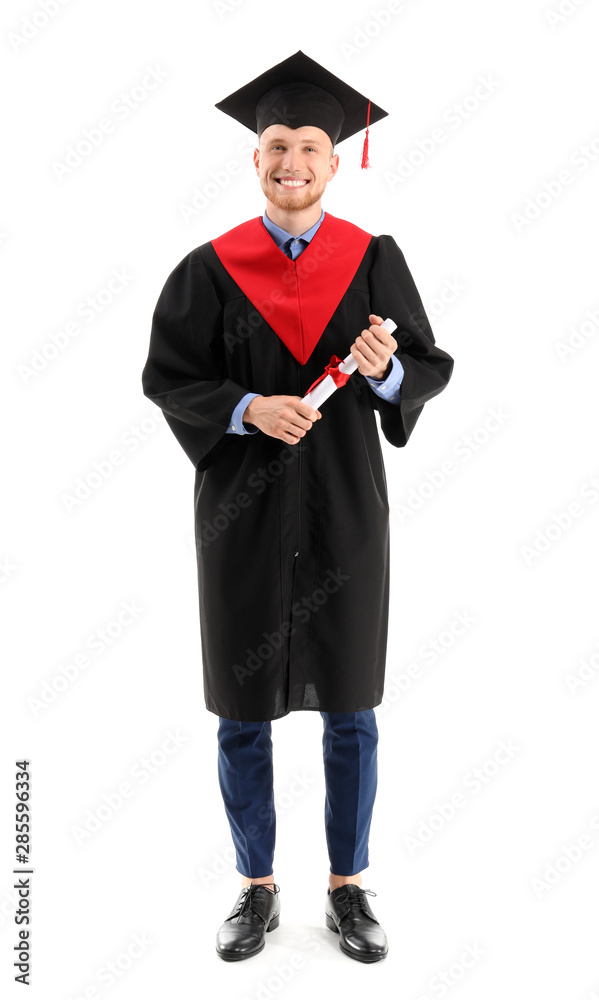身穿白底学士长袍的年轻男学生