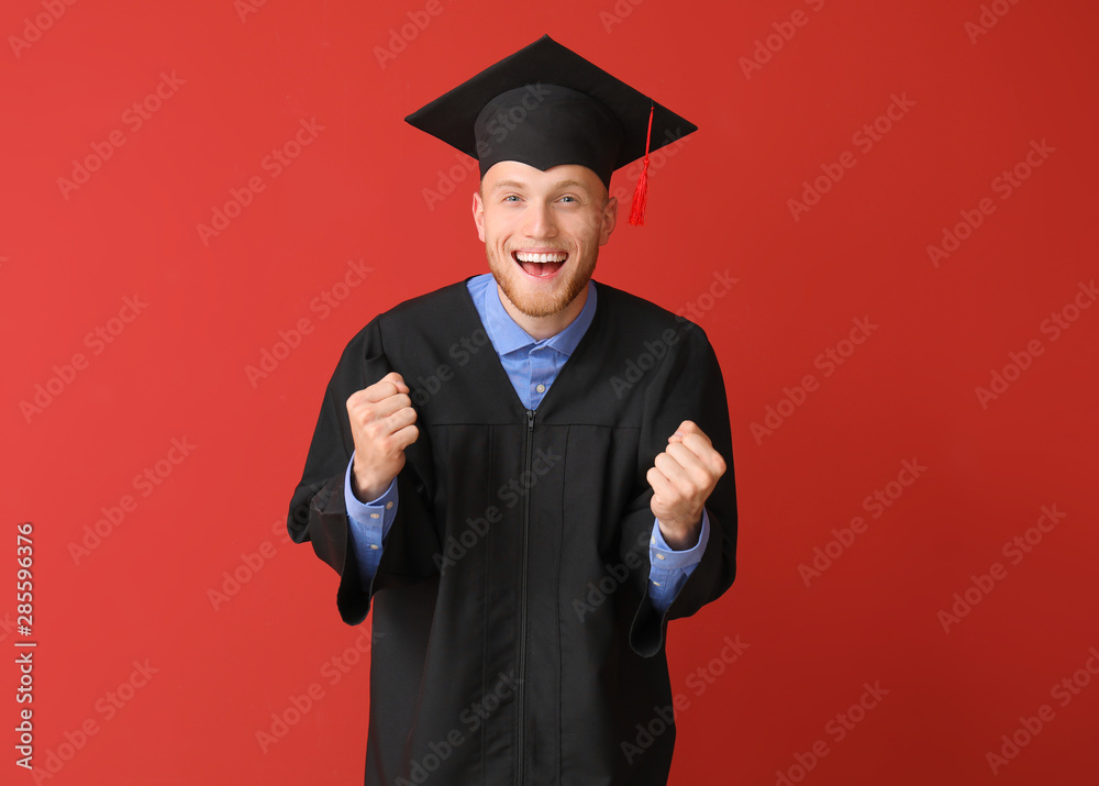 快乐的男学生，穿着彩色背景的学士长袍