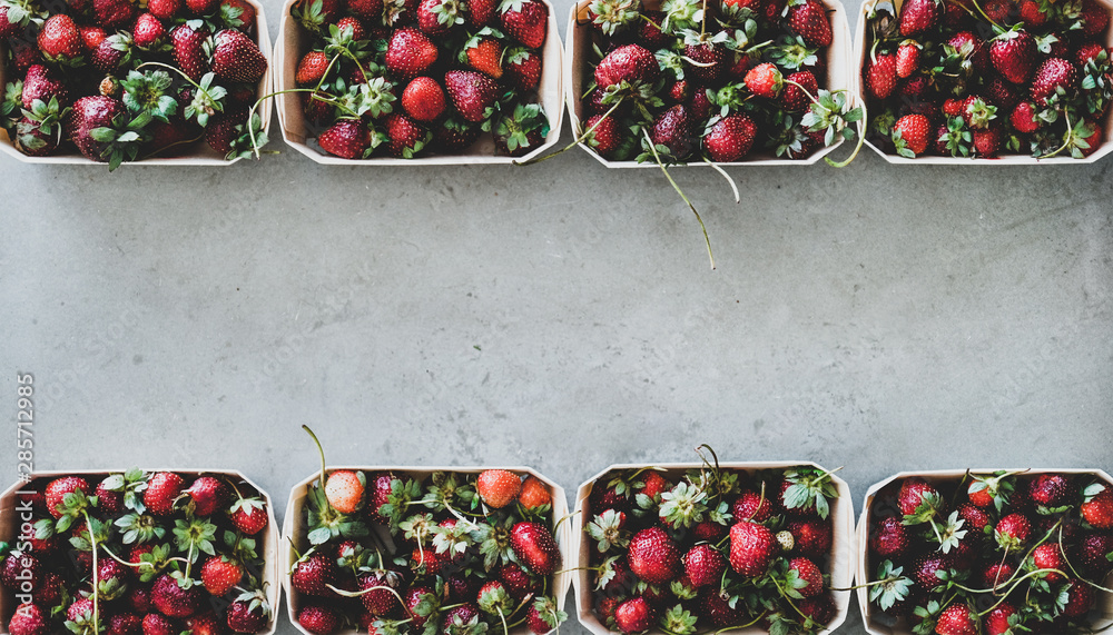 新鲜的季节性夏季当地市场水果产品。平坦的花园收获带叶子的草莓