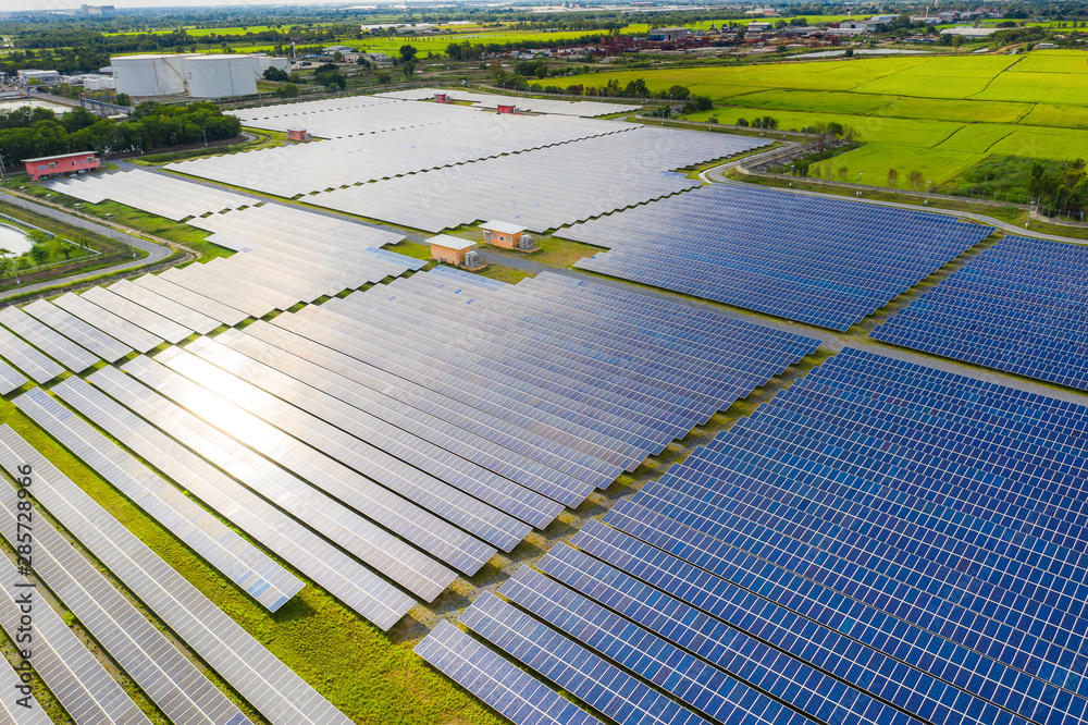 利用太阳能生产清洁可再生能源的太阳能农场。数千块太阳能电池板，Photovo