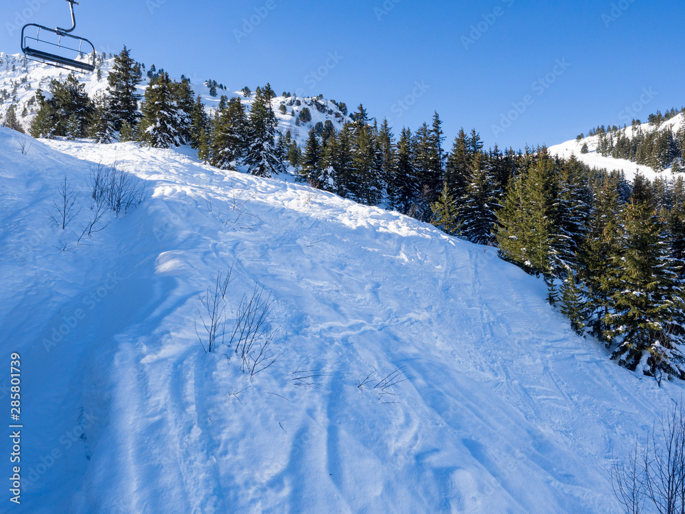 法国，2018年2月：滑雪和全景高山山脉雪域山谷