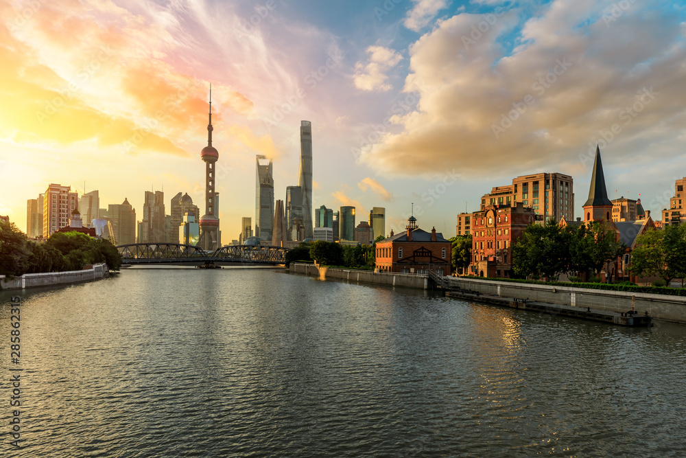 日出时美丽的上海城市风光，中国