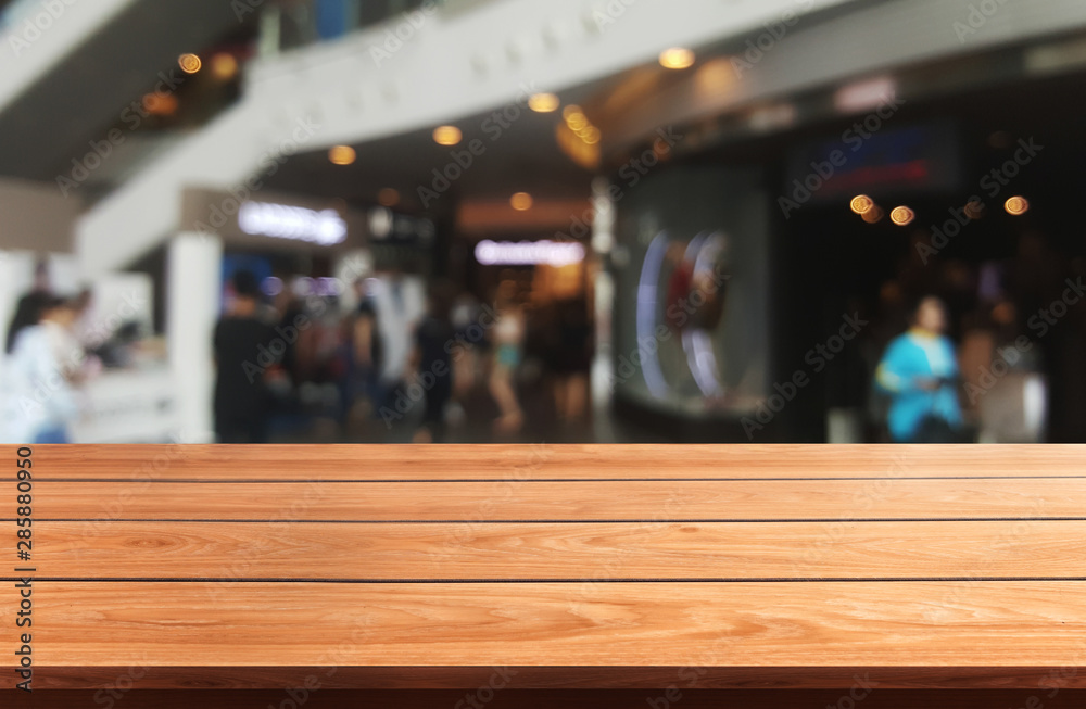 购物中心或百货公司的木质桌子模糊背景，桌子上有空的复制空间f