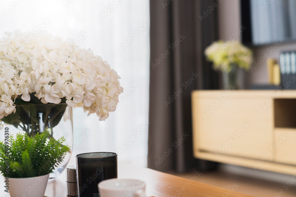 温登咖啡桌白色窗帘背景上的家居室内设计装饰白色花瓶