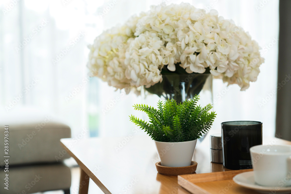 温登咖啡桌白色窗帘背景白色花瓶家居室内设计装饰