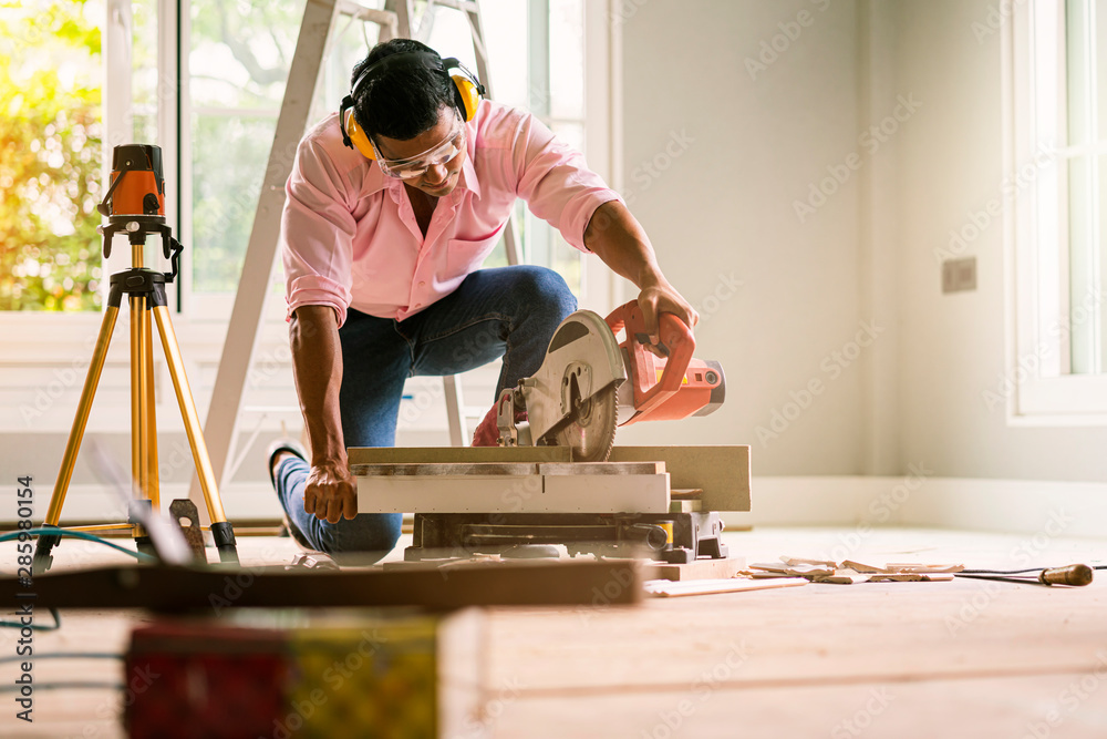 智能印度承包商手动锯床木工房装修背景家居装饰