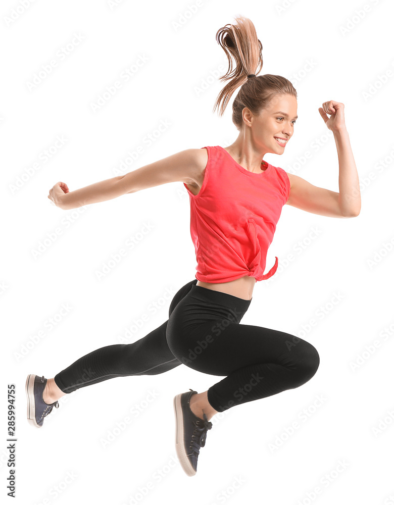 白色背景下跳跃的运动型女性