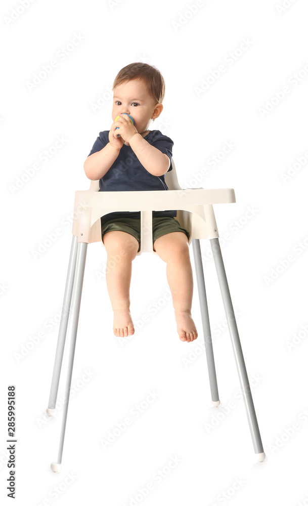 可爱的小男孩坐在白色背景的高脚椅上