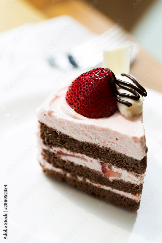 盘上美味草莓蛋糕