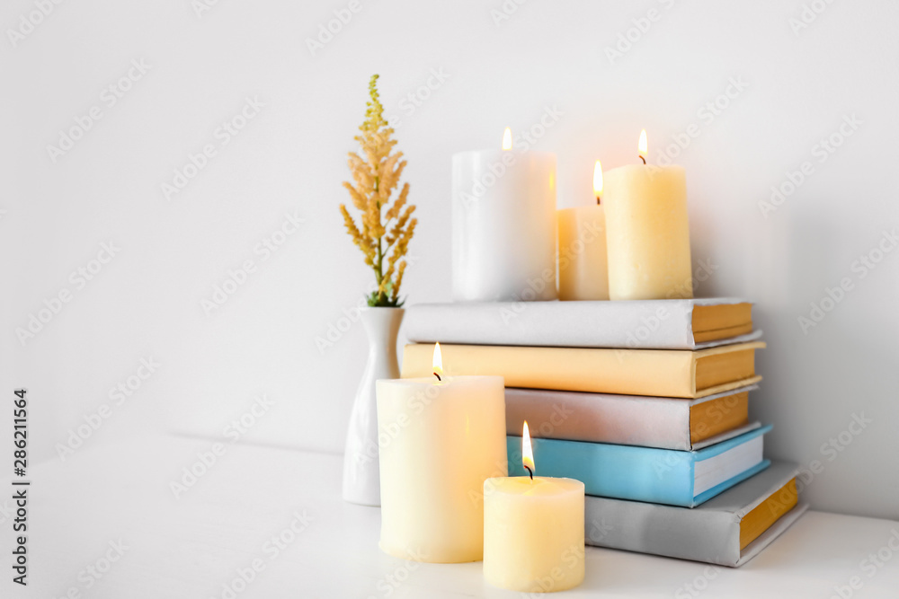 桌上摆放着燃烧着的美丽蜡烛和书籍的作文