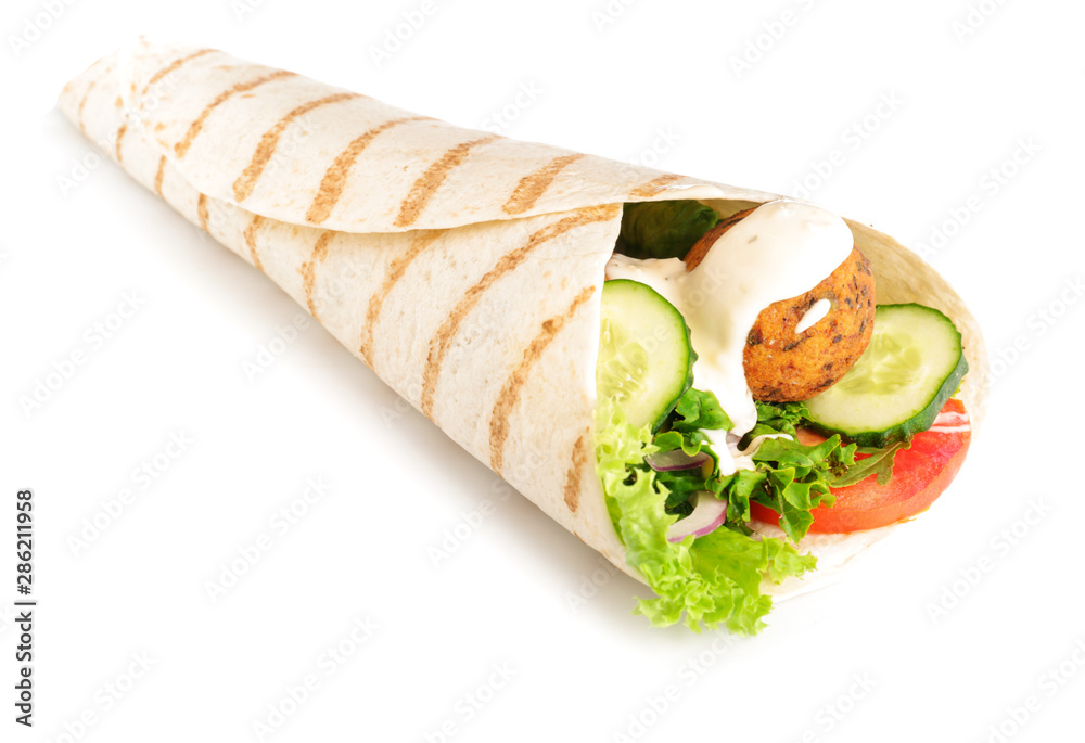 美味的皮塔饼配白底沙拉三明治和蔬菜