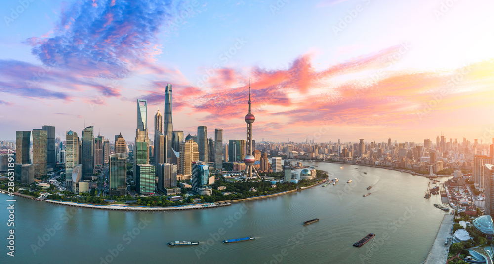 日落时分的上海天际线鸟瞰图，中国。