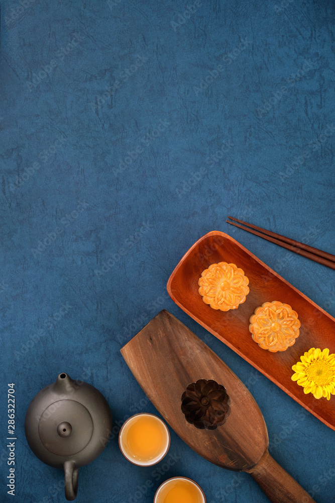 中秋节蓝底月饼简约布局，创意食品设计