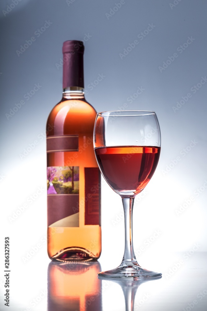 一瓶红酒和玻璃杯