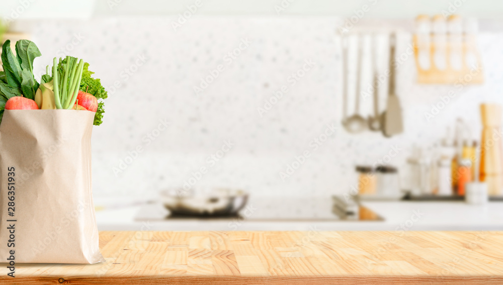 模糊厨房背景上的木质桌面