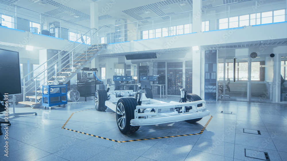 站在高科技工业机械中的正宗电动汽车平台底盘原型概念